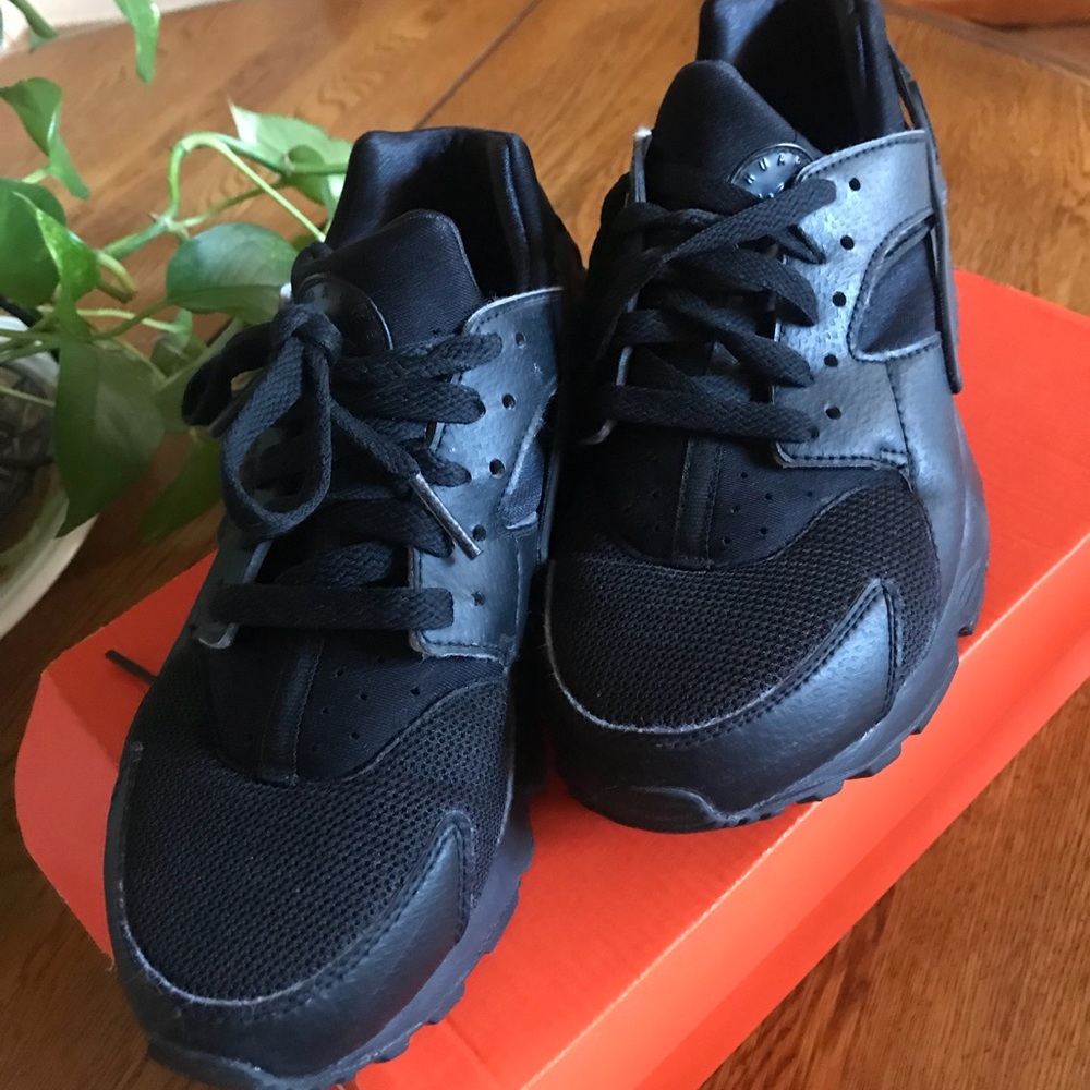 Nike Huarache Black Size 6Y